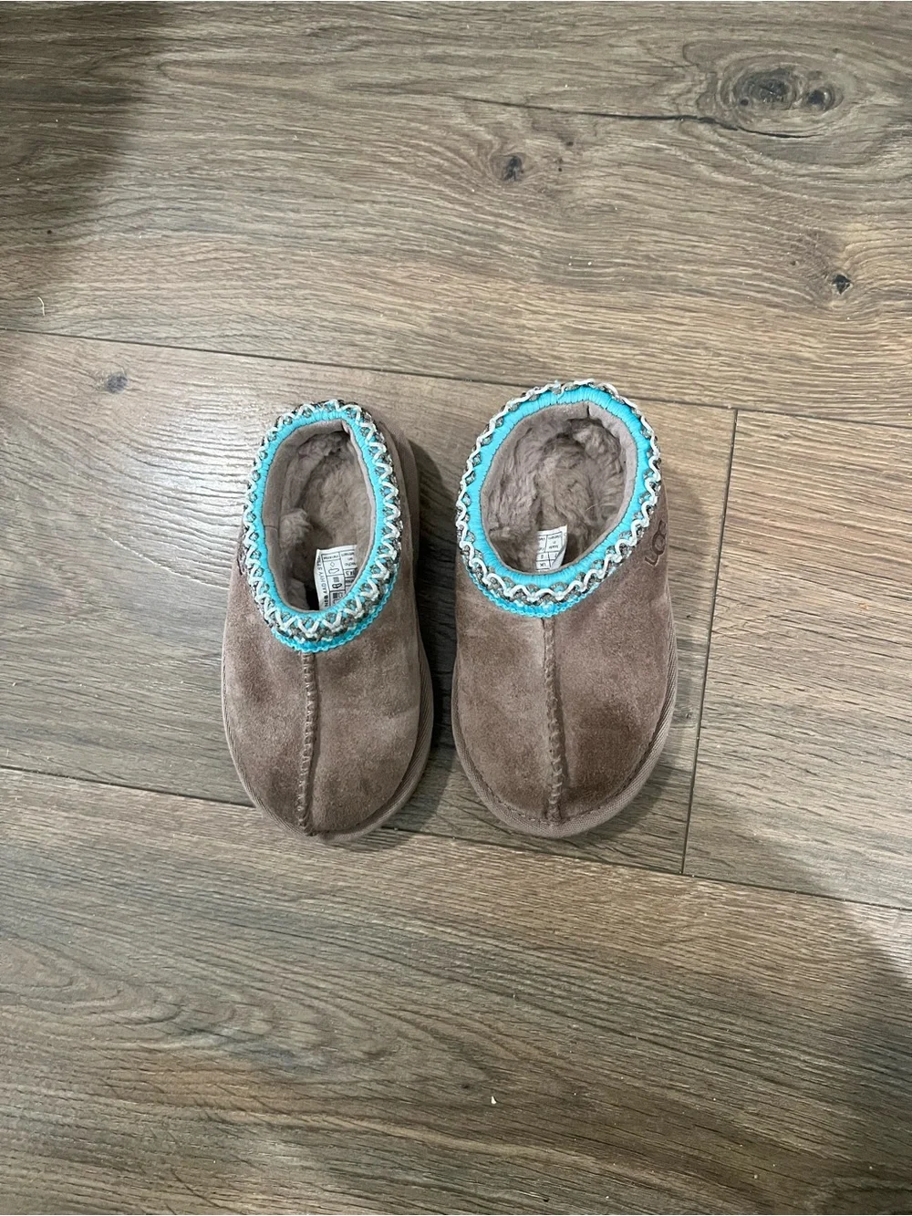 UGG Kids Taz in Slippers with Turquoise Trim size 7 girls in chestnut